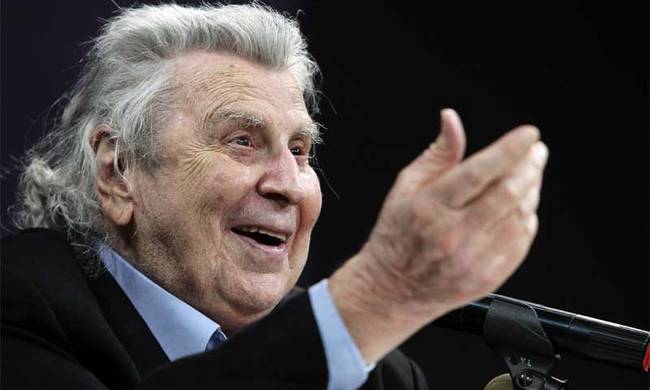 O primeiro grande sucesso na trajetória do compositor Mikis Theodorakis foi a trilha sonora do filme ZORBA, O GREGO. Mas, ele se notabilizou pelos estupendos trabalhos para os filmes políticos do seu compatriota Costa Gavras Z e Estado de Sítio.