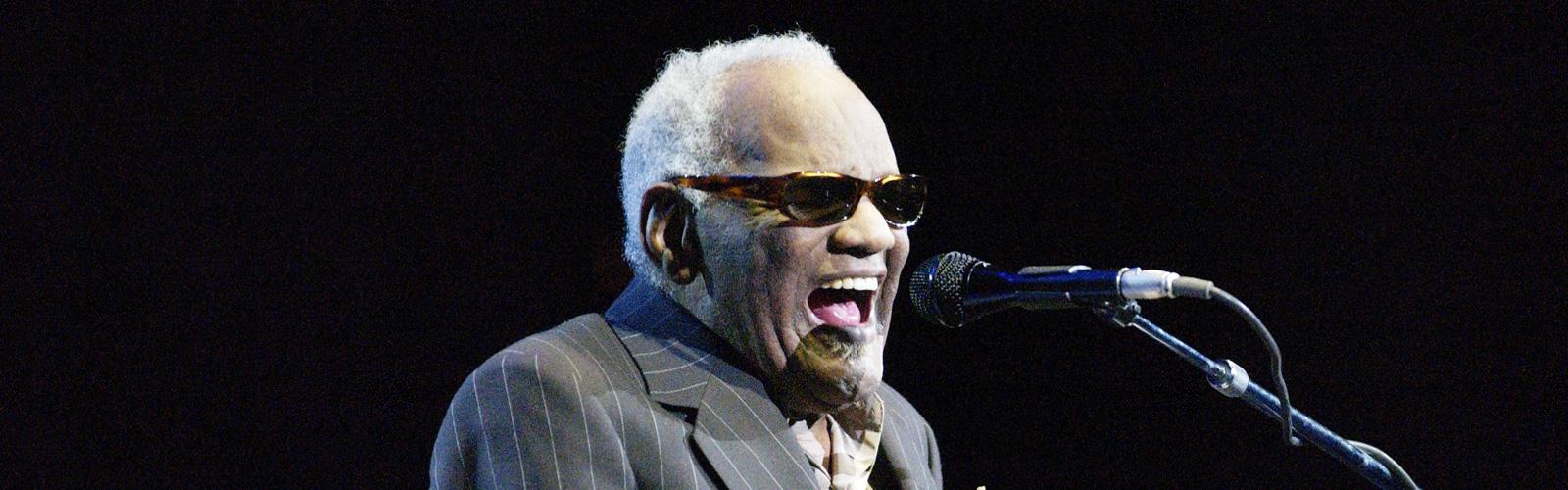 Ray Charles teve suas músicas inseridas nas trilhas sonoras de mais de 240 filmes pelo menos até aqui. O primeiro filme de sucesso que apresentou uma musica de Ray Charles na trilha sonora foi a produção de 1964 estrelada por Elvis Presley e Ann Margret AMOR A TODA VELOCIDADE.