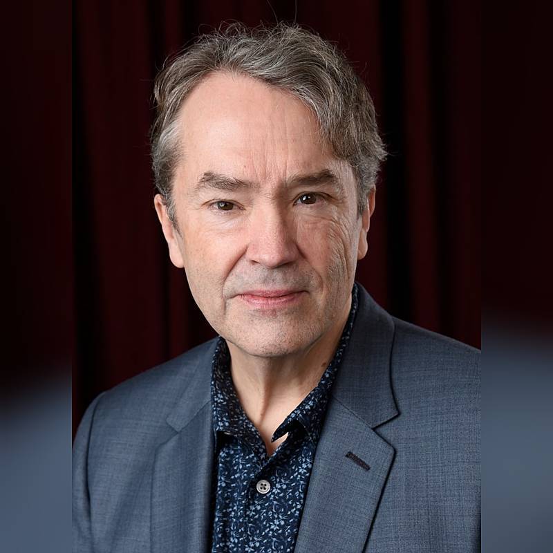 O compositor Carter Burwell já atingiu a marca de uma centena de trabalhos musicais para o cinema. Dentre eles poderíamos destacar ARIZONA NUNCA MAIS, NA RODA DA FORTUNA, ROB ROY– A SAGA DE UMA PAIXÃO, FARGO– UMA COMÉDIA DE ERROS, BRAVURA INDÔMITA, O AMOR CUSTA CARO, ONDE OS FRACOS NÃO TEM VEZ, CAROL e muitos outros filmes de sucesso.