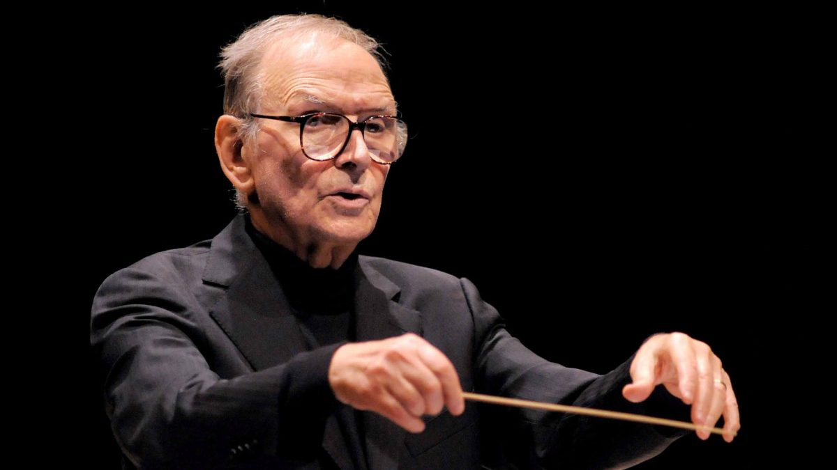 Morricone chega aos 90 anos, dotado de uma energia que é renovada pelo eco dos aplausos de plateia de todo o mundo que aprenderam a admirar a sua produção musical.  Bravo Il Maestro! 