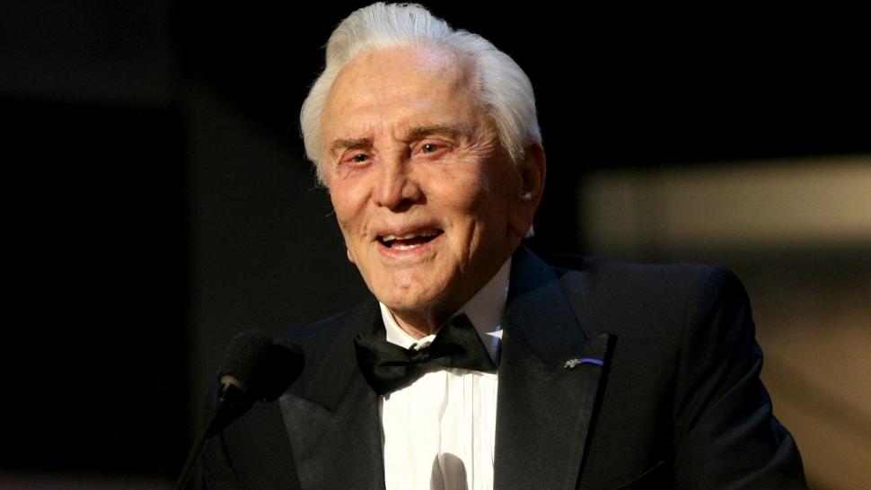 Issur Danielovitch Demsky ninguém poderia imaginar que um dia esse nome, viria a se transformar numa legenda de Hollywood identificada simplesmente por Kirk Douglas.Ele está completando 102 anos, neste ano em que recebeu o terceiro Globo de Ouro da sua carreira.