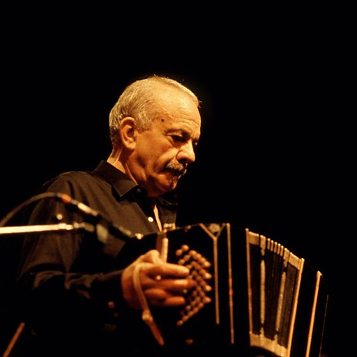 Astor Piazzola compos 92 trilhas sonoras entre filmes, documentários, curtas e longas. Suas músicas estão em trilhas sonoras de mais de 60 filmes.  Um programa especial em homenagem ao grande compositor e músico argentino Astor Piazzolla. Clique no arquivo de áudio para ouvir o programa.