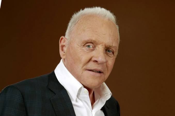 Anthony Hopkins nasceu na pequena localidade de Margam, que fica em West Glamorgam Wales, País de Gales, no dia 31 de dezembro de 1937. A filmografia de Hopkins foi iniciada em 1966, já totaliza 138 filmes com ele  atuando, tendo dirigido três filmes, produzindo quatro filmes para os quais também compôs as trilhas sonoras.