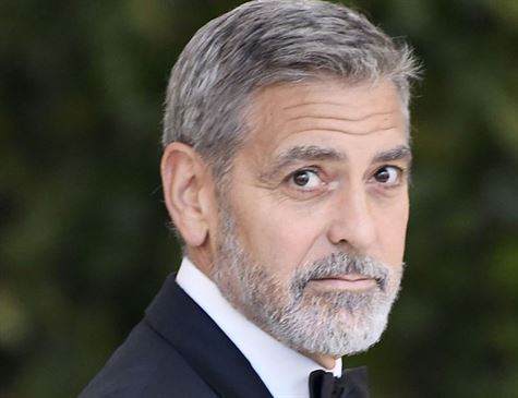 O ator George  Clooney, vai completar no próximo dia dia 06 de maio , 59 anos, mas a homenagem ao ator e diretor será neste domingo, dia 03 de maio, oito da noite no programa A Música no Cinema pela Rádio Universitária FM (107,5).