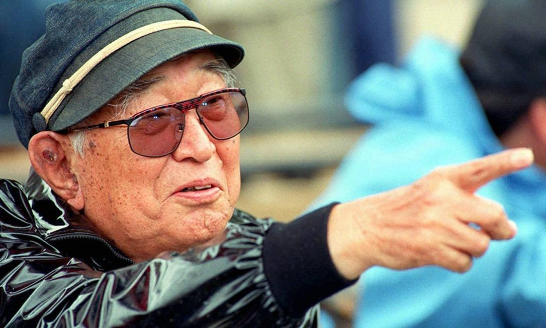 O cineasta Akira Kurosawa morreu no dia 06 de setembro de 1998 aos 88 anos, mas sua obra está mais viva do que nunca. Kurosawa realizou 33 filmes ao longo de sua carreira de meio século a serviço do cinema.