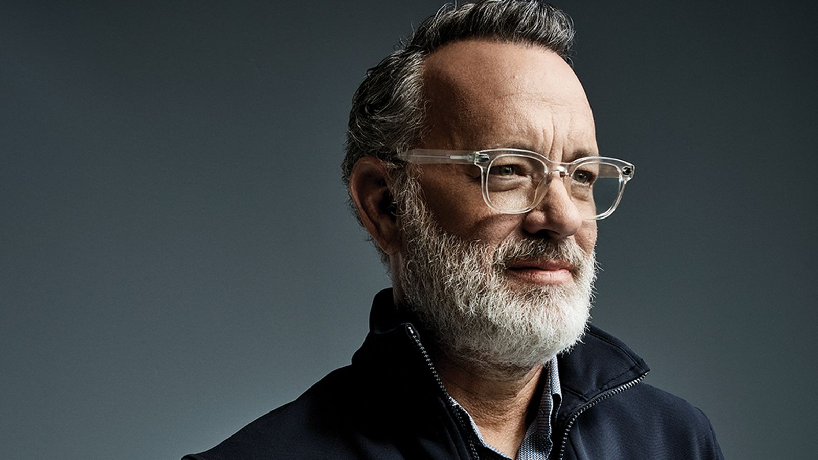 Tom Hanks tem uma filmografia invejável pois como ator até aqui já são 93 atuações e que renderam a ele 89 prêmios além de ter sido indicado para outros 200. Também dirigiu 7 filmes além de ter produzido outros 59 filmes.