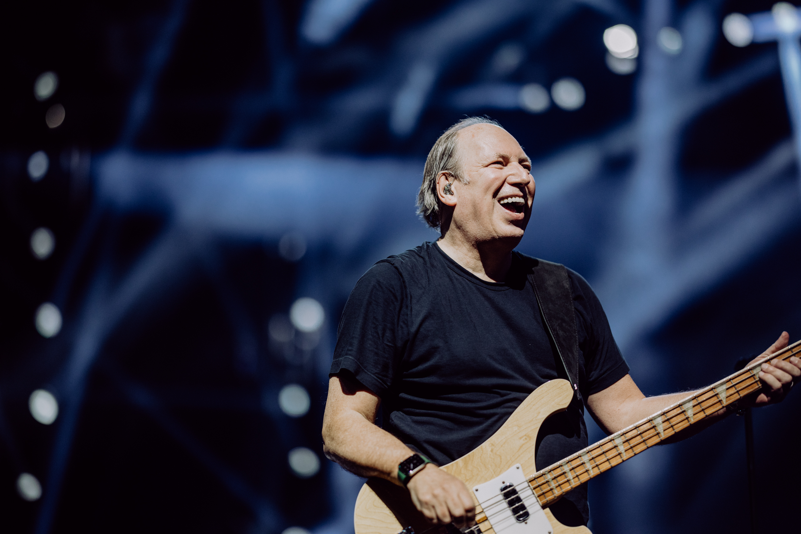 Hans Zimmer pode ser considerado um cidadão do mundo, devido a sua vasta experiência em incursionar pelos mais diferentes estilos musicais. 