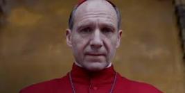 O ator Ralph Fiennes, interpreta o cardeal Lawrence, designado reitor para comandar o processo de sucessão.