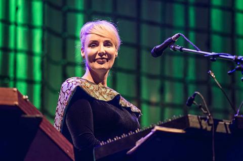 Lisa Gerrard nunca imaginou que pudesse estabelecer uma carreira como compositora e foi justamente o cinema que permitiu a ela perceber quanto que tudo se tornou mais estruturado no âmbito do material de trabalho difundindo idéias e suas influências. Lisa é uma gladiadora, pois como mulher, brilha na constelação cinematográfica justamente numa área de predominância masculina.