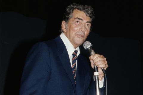 Em ritmo italiano na voz de Dean Martin o clássico Thats Amore.