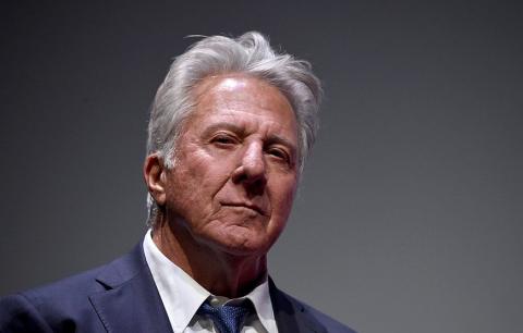 O ator Dustin Hoffman nasceu em Los Angeles, no dia 08 de agosto de 1937, completando 82 anos. Depois do estudo regular em Santa Mônica, acabou matriculando-se no Conservatório de Música de Los Angeles, mas abandonou ao perceber que nada tinha com sua vocação que era o teatro.