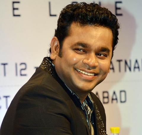 Naquele ano quem fez barba e cabelo com melhor música e canção foi o indiano A.R. Rahman com a trilha de QUEM QUER SER MILIONÁRIO. Das dez indicações obtidas, o filme levou 8 prêmios. Inegavelmente o filme se transformou num grande fenômeno, pois custou 15 milhões e conseguiu mundialmente um faturamento superior a 370 milhões de dólares.