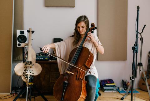 A música de Hildur Gudnadottir exerce um fascínio tão forte que mesmo sem assistir nem ao menos o trailer do filme mas ouvindo a música, você já praticamente se projeta dentro da história e isso o estimula a conhecer a história a ser contada na tela. Um exemplo disso pode ser dado através da música “Call Me Joker”da trilha sonora de CORINGA.