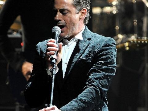 A versatilidade do ator Robert Downey Jr não pode ficar restrita no âmbito dos distintos personagens interpretados no cinema desde Chaplin até Homem de Ferro. Ele também mostra o seu talento compondo e cantando nos filmes em que atua. Até aqui já foram nove vezes. Uma delas em que a canção é de sua autoria, aconteceu por ocasião do filme  BEIJOS E TIROS de 2005. O destaque para a canção interpretada por Robert Downey Jr. intitulada Broken.