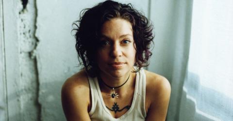 Anna Difranco, cantora, compositora e guitarrista, começou sua trajetória nos anos noventa e vem ostentando sucesso. Sua irreverência é marca de prestígio principalmente na comunidade LGBT