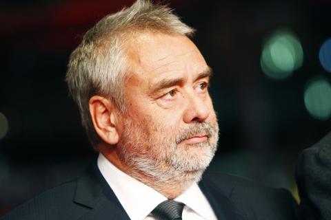 Luc Besson é considerado por muitos como o Steven Spielbergfrancês. Filho de dois instrutores de mergulho, viveu toda a sua infância nos "Club Méditerranée" da Grécia e da ex-Iugoslávia. Regressou a Paris para completar os estudos e acabou se apaixonando pelo cinema e pela televisão ele parte para Hollywood, onde estuda cinema  durante três anos.