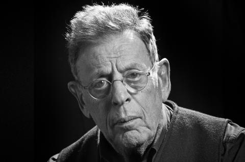 Neste 31 de Janeiro está completando 82 anos, o notável compositor Philip Glass. No próximo dia 07 de fevereiro ele estará oferecendo um concerto no Carnegie Hall e neste mês de fevereiro acontece a estréia do espetáculo da Broadway REI LEAR um clássico de Shakespeare, com direção de Sam Gold e a trilha sonora composta por Philip Glass.