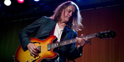 Robben Ford interpreta a canção STAR IT UP.