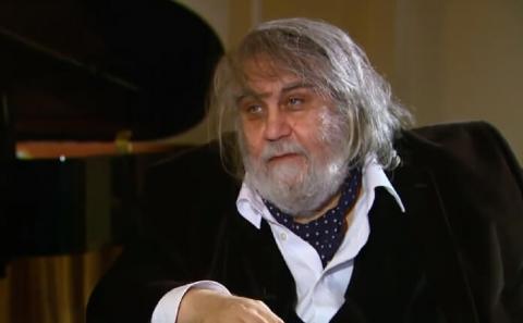 Vangelis Papathanassiou nasceu no dia 29 de março de 1943, na cidade grega de Volos. Faleceu no dia 17 de maio de 2022 em Paris.