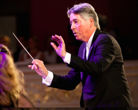 Completando 69 anos neste dia 26 de Março o notável compositor Alan Silvestri. Ele tem pavimentando ao longo de quatro décadas uma trajetória de sucesso. Este sucesso não se restringe aos trabalhos produzidos, mas as parcerias consagradas, como aquela com o cineasta Robert Zemeckis. 