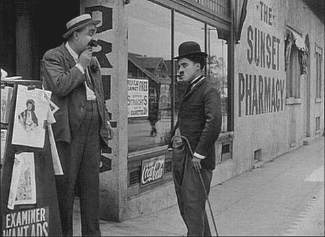 Numa das produções da Keystone de 1914, filme de Carlitos, numa determinada cena o personagem aparece em frente a um bar. Ao fundo aparece um cartaz da Coca-Cola e subitamente somos instados a pensar na possibilidade da empresa fabricante do famoso    refrigerante, ter auxiliado a produção, pagando pelo merchandising.