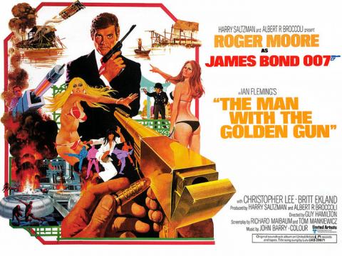 Em 1974 é a vez de 007 CONTRA O HOMEM DA PISTOLA DE OURO com James Bond continuando a ser interpretado por Roger Moore. Está de volta na trilha sonora  o compositor John Barry. A canção tema é interpretada por Lulu cujo nome real é Marie McDonald McLaughlin Lawrie, uma atriz escocesa que marcou presença no filme AO MESTRE COM CARINHO em 1967.