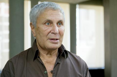 John Corigliano nasceu em Nova Iorque no dia 16 de fevereiro de 1936, sendo um dos nomes mais respeitados da escola de música e artes cênicas Julliard School. Teve atuação destacada à frente de renomadas orquestras e construiu uma sólida produção erudita. Foi justamente este perfil erudito que contribuiu para que ele fosse escolhido para compor a trilha sonora do filme VIOLINO VERMELHO que em 2000 rendeu-lhe um Oscar.