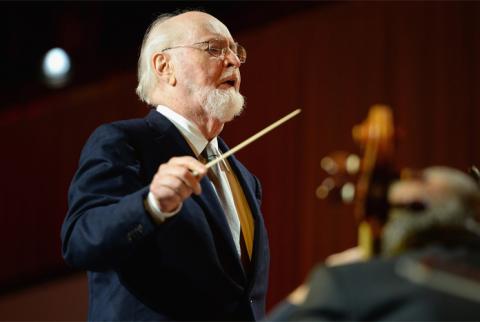 John Williams completa neste dia 08 de fevereiro 88 anos, de uma produtiva e criativa existência. Neste domingo, oito da noite, pela Universitária FM, no programa A Música no Cinema, vamos homenagear esse grande mestre das trilhas. Quem perder o programa ou quiser ouvir novamente, ele estará disponível no site www.radiocinemusica.com.br a partir da segunda-feira.