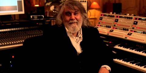 Uma trajetória gloriosa  de Vangelis, coroada com o Oscar pela música do filme  CARRUAGENS DE FOGO e ainda a icônica trilha sonora de BLADE RUNNER, O CAÇADOR DE ANDRÓIDES.