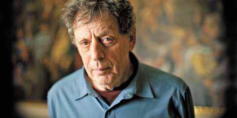 O seu trabalho mais notável fica por conta do filme AS HORAS, Philip Glass demonstra uma capacidade notável de pontuar muito bem a própria passagem do tempo, num filme cuja narrativa binária se constitui como um dos exercícios mais difíceis na arte de direção e consequentemente a música tem que reunir a capacidade de conduzir a narrativa.