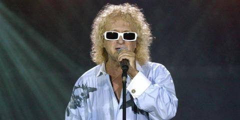 MICHEL POLNAREFF CANTA  ‘LOVE ME PLEASE LOVE ME’.