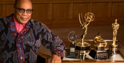 Para se ter uma ideia da força musical de Quincy Jones bastaria apresentar os seguintes números: ele foi indicado 76 vezes para o Grammy e faturou 26 prêmios, um verdadeiro recordista. Ele ainda tem um Oscar Honorário que foi lhe concedido pela Academia de Ciências e Artes Cinematográficas de Hollywood. Em 1994, Quincy Jones foi premiado pela Academia Real Sueca com o premio de música, poucas celebridades, até hoje, receberam tal honraria, o que coloca Quincy num patamar privilegiado.