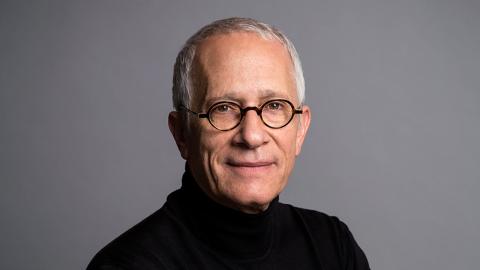 O compositor James Newton Howard, que está aniversariando nesse dia 09 de junho, ele que nasceu em 1951 na cidade de Los Angeles, na California.