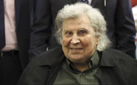 Na última quinta-feira, dia 02, o coração daquele rebelde marxista chamado Mihail Theodorakis, mas que era conhecido por Mikis, parou de bater. Ele que vivia embalado por dois sons, da música e da politica, sua morte interrompeu uma trajetória gloriosa de um expoente que soube representar o bravo guerreiro que com palavras e a sua música, soube se impor de forma insubmissa aos militares que tomaram o poder na Grécia nos anos sessenta.