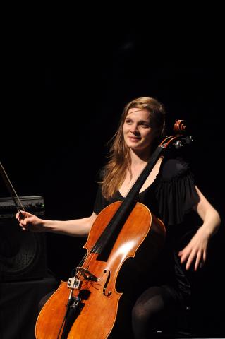 Hildur Guònadóttir nasceu na pequena Hafnarfjordur na Islândia no dia 04 de setembro de 1982. Desde muito cedo passou a ter um interesse em estudar violoncelo. Assim como o tamanho do instrumento variou bastante durante os séculos XVI e XVII, a medida que o tempo passava, também crescia de forma surpreendente o seu talento com o violoncelo.