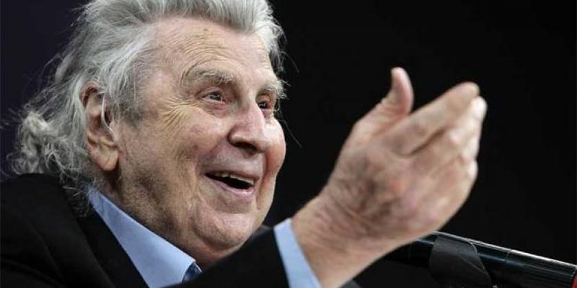 O primeiro grande sucesso na trajetória do compositor Mikis Theodorakis foi a trilha sonora do filme ZORBA, O GREGO. Mas, ele se notabilizou pelos estupendos trabalhos para os filmes políticos do seu compatriota Costa Gavras Z e Estado de Sítio.