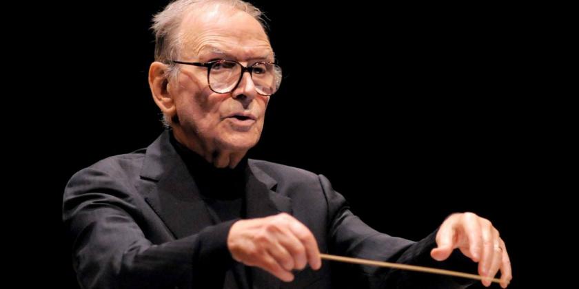 Morricone chega aos 90 anos, dotado de uma energia que é renovada pelo eco dos aplausos de plateia de todo o mundo que aprenderam a admirar a sua produção musical.  Bravo Il Maestro! 