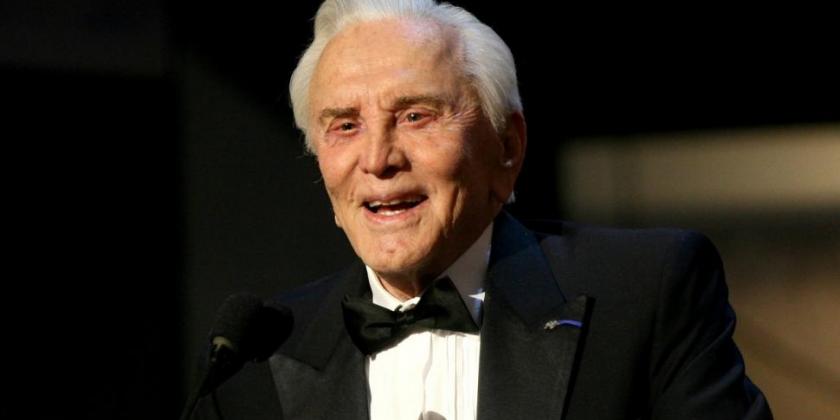 Issur Danielovitch Demsky ninguém poderia imaginar que um dia esse nome, viria a se transformar numa legenda de Hollywood identificada simplesmente por Kirk Douglas.Ele está completando 102 anos, neste ano em que recebeu o terceiro Globo de Ouro da sua carreira.