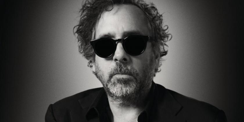 Tim Burton  nasceu em Burbank,Califórnia, no dia 25 de agostode 1958. Grande fã de filmes de terror e do escritor do gênero Edgar Allan Poe, Tim Burton teve como primeira experiência cinematográfica um estágio nos Estúdios Disney, onde participou da equipe responsável por fazer o tocante desenho “O Cão e a Raposa”, apesar de não ter seu nome creditado. 