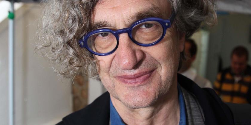 O cineasta Wim Wenders nasceu na cidade alemã de Dusseldorf no dia 14 de agosto de 1945.Wim Wenders já conquistou 86 prêmios com seus filmes e na sua filmografia já são 65 filmes como diretor, sendo que 46 produções com roteiro de sua autoria. 