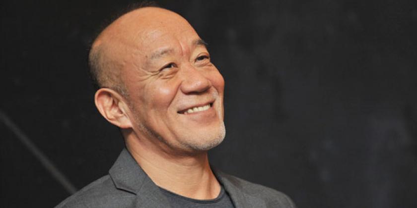 Joe Hisaishi sabe perceber claramente o quanto a tecnologia pode ajudar no seu ofício, mas o que ele não abre mão é justamente de extravasar a sua inspiração nas teclas do piano.