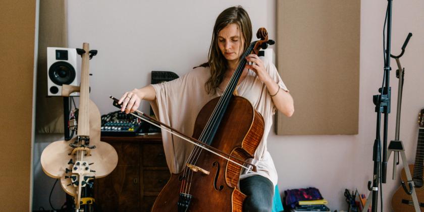 A música de Hildur Gudnadottir exerce um fascínio tão forte que mesmo sem assistir nem ao menos o trailer do filme mas ouvindo a música, você já praticamente se projeta dentro da história e isso o estimula a conhecer a história a ser contada na tela. Um exemplo disso pode ser dado através da música “Call Me Joker”da trilha sonora de CORINGA.