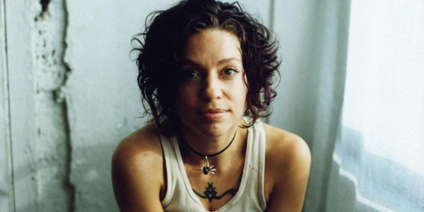 Anna Difranco, cantora, compositora e guitarrista, começou sua trajetória nos anos noventa e vem ostentando sucesso. Sua irreverência é marca de prestígio principalmente na comunidade LGBT