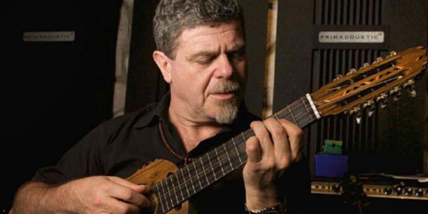  O compositor argentino Gustavo Santaolalla em 2005 levou o prêmio de melhor trilha por O SEGREDO DE BROKEBECK MOUNTAIN. No ano seguinte ele volta a concorrer com BABEL, que na realidade acabou se transformando numa colcha de retalhos pois na trilha sonora além de canções de época, tivemos como uma das músicas principais composta pelo japonês Ryuichi Sakamoto.