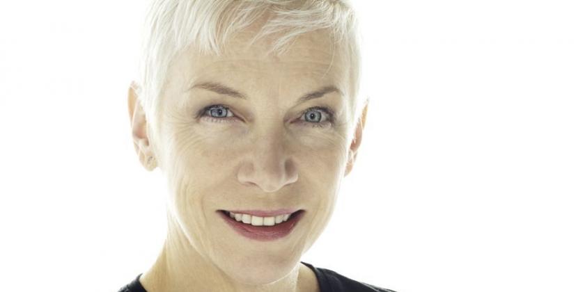 Annie Lennox canta 'Into The West' na trilha sonora  de O Senhor dos Anéis-O Retorno do Rei.