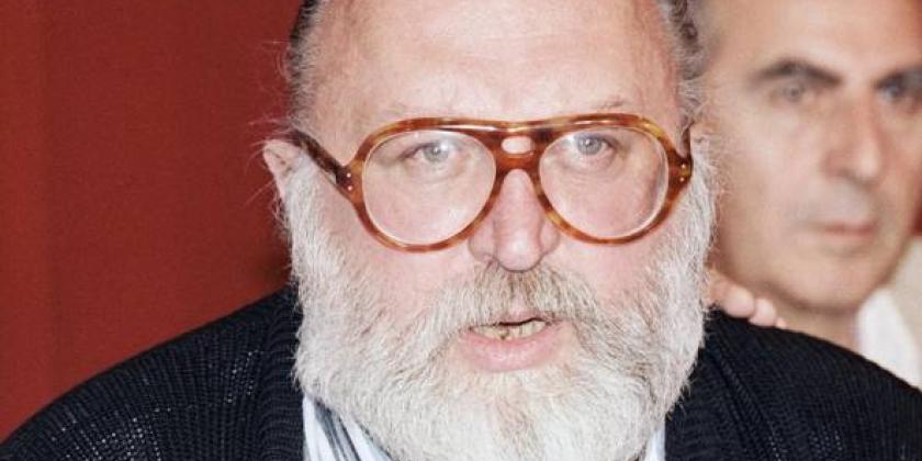 Sergio Leone nasceu em Roma no dia 03 de janeiro de 1929 e faleceu na sua cidade natal no dia 30 de abril de 1989 aos 60 anos vítima de um ataque cardíaco. Antes da sua morte, Leone estava se preparando para dirigir um filme sobre o cerco de Leningrado. 