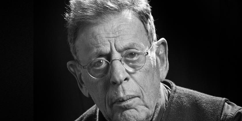 Neste 31 de Janeiro está completando 82 anos, o notável compositor Philip Glass. No próximo dia 07 de fevereiro ele estará oferecendo um concerto no Carnegie Hall e neste mês de fevereiro acontece a estréia do espetáculo da Broadway REI LEAR um clássico de Shakespeare, com direção de Sam Gold e a trilha sonora composta por Philip Glass.