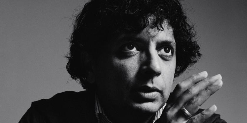 Manoj Nelliattu Shyamalan, conhecido profissionalmente como M. Night Shyamalanque nasceu em Mahé, Pondicherry,Índia, no dia 6 de agostode 1970). Graduado pela Universidade de Nova Iorque, onde ganhou aalcunha"Night". Apesar de ter nascido na Índia, cresceu no subúrbio de Filadélfia, onde rodou todos seus filmes.