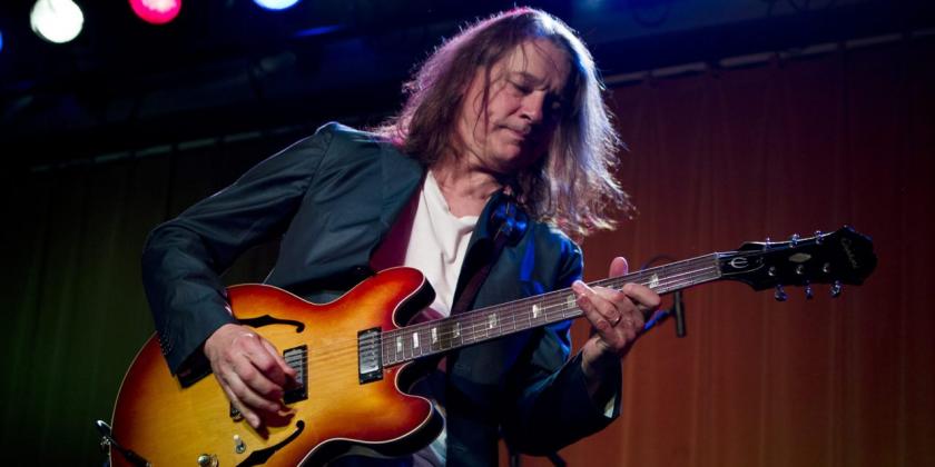 Robben Ford interpreta a canção STAR IT UP.