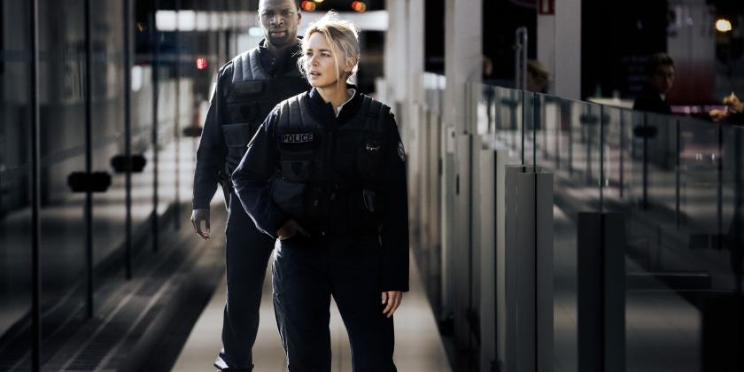 O título do filme policial de 2020 da cineasta Anne Fontaine mostra a trajetória de três policiais que são escalados para levar para o aeroporto, um imigrante ilegal que será deportado para seu país de origem. O que poderia parecer apenas rotina no meio policial, terá implicações na vida de cada um. São três profissionais de personalidades distintas e cada um carregando seus dilemas pessoais.